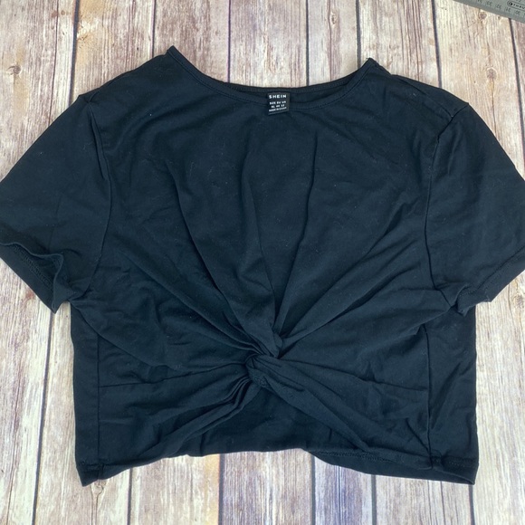 SHEIN Two-piece outfit: 1 pair of shorts and 1 crop top - Picture 8 of 13